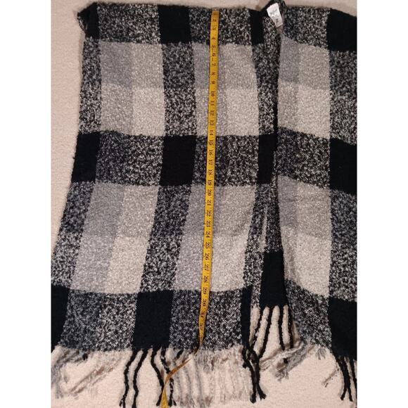 Woolrich Fringed Cape Shawl Wrap Fleece Polyester Black Gray Plaid Poncho One Sz - Picture 8 of 12